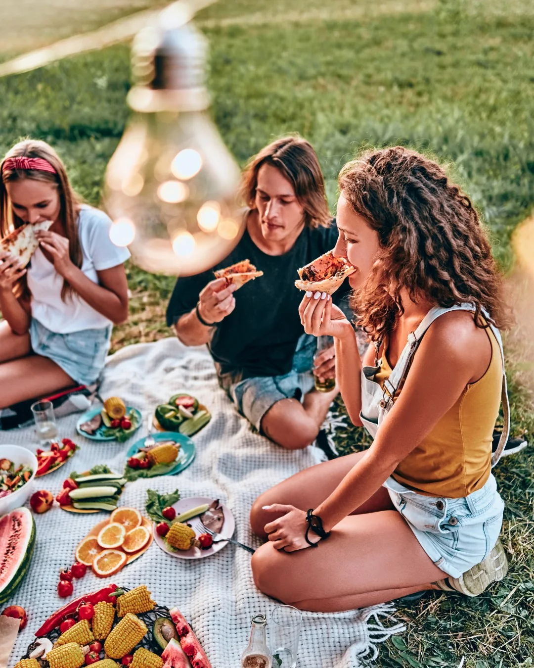 Des amies partagent un apéritif Maison Magurno